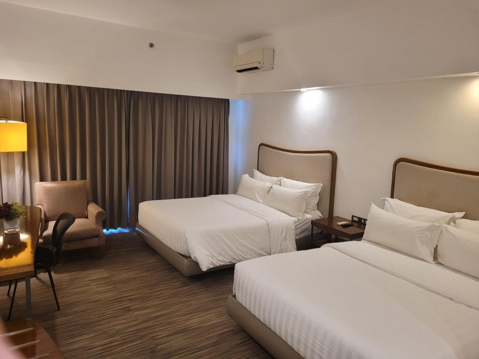 La Breza Hotel Quezon City Exteriör bild