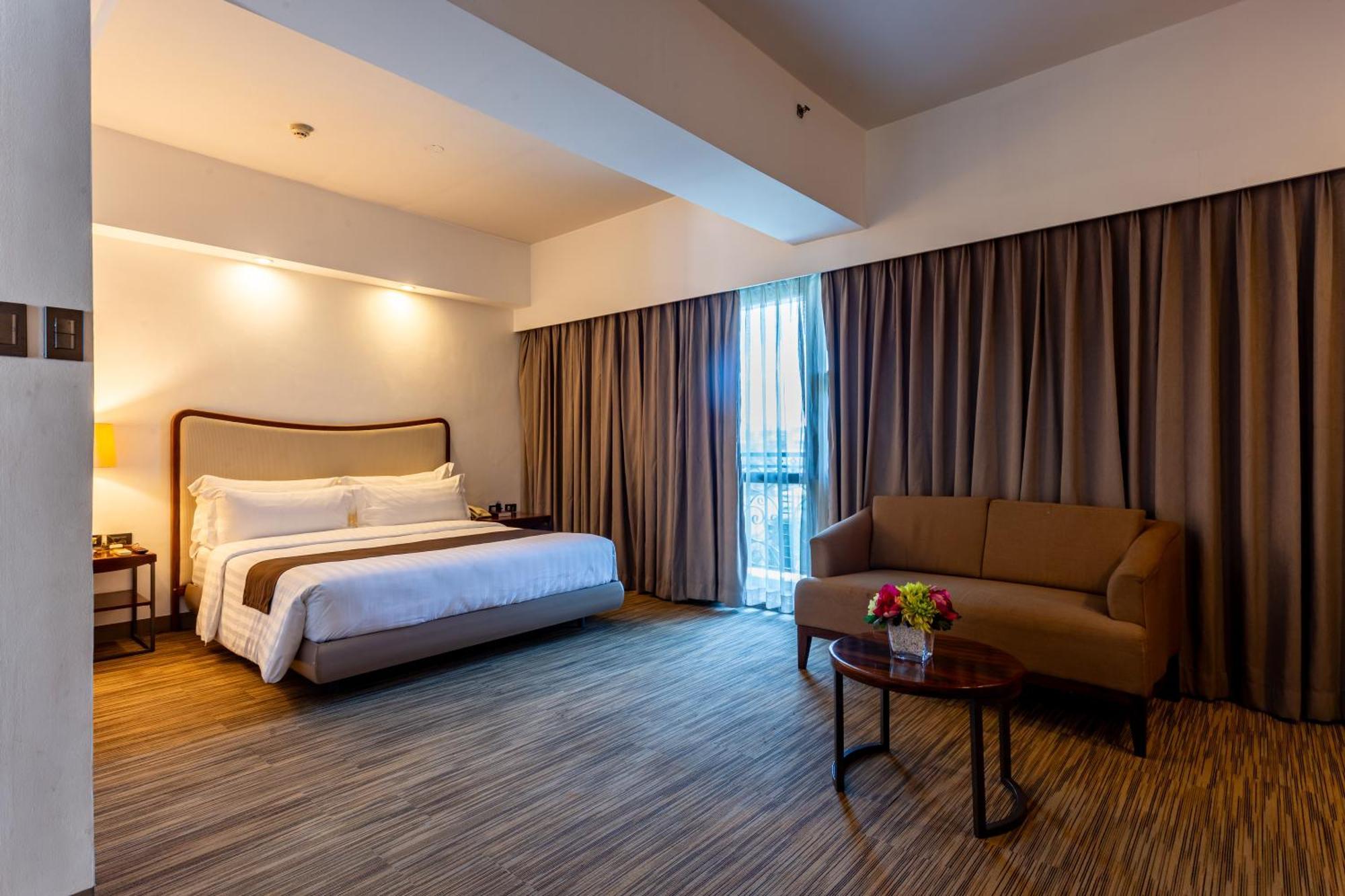 La Breza Hotel Quezon City Exteriör bild