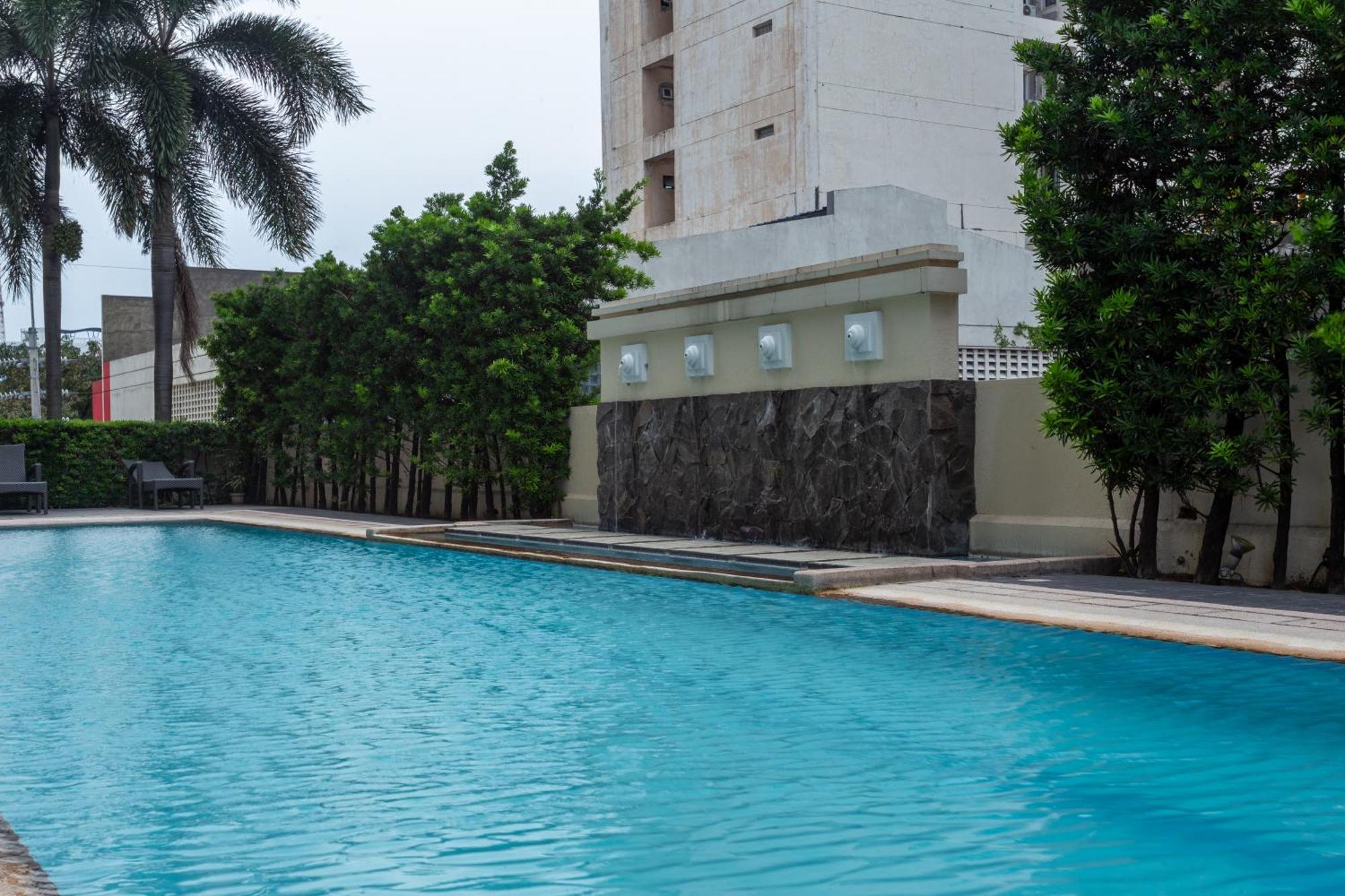 La Breza Hotel Quezon City Exteriör bild