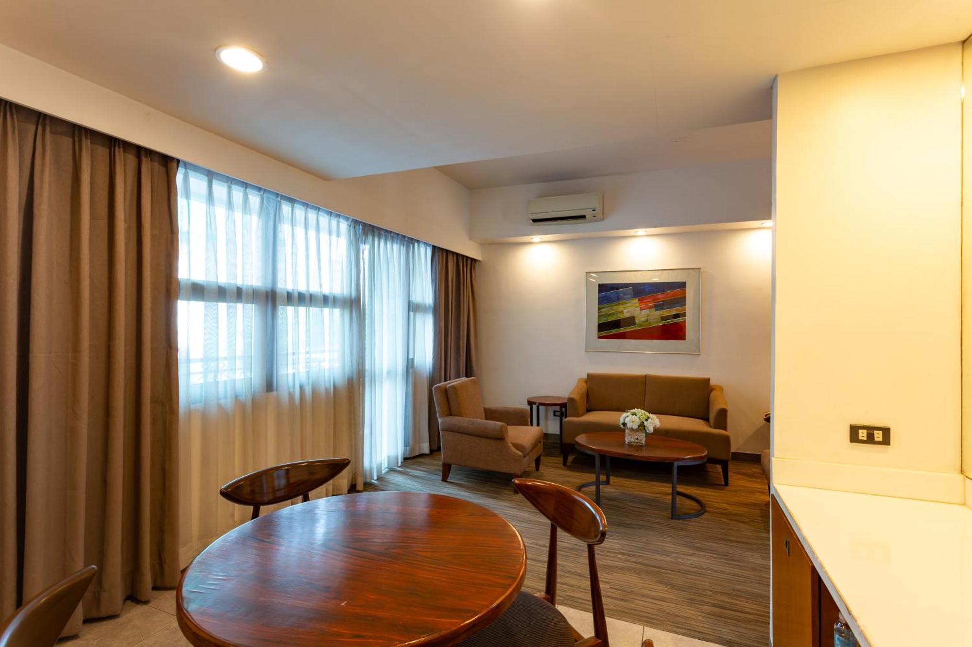 La Breza Hotel Quezon City Exteriör bild