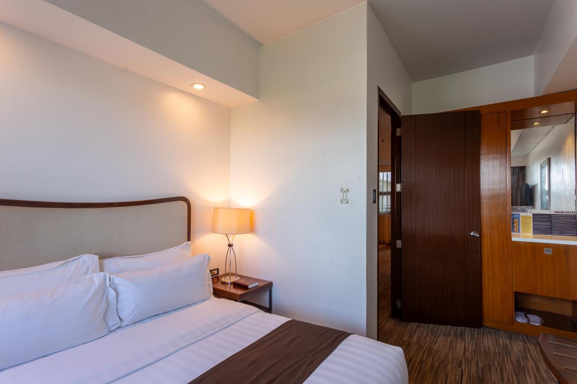 La Breza Hotel Quezon City Exteriör bild