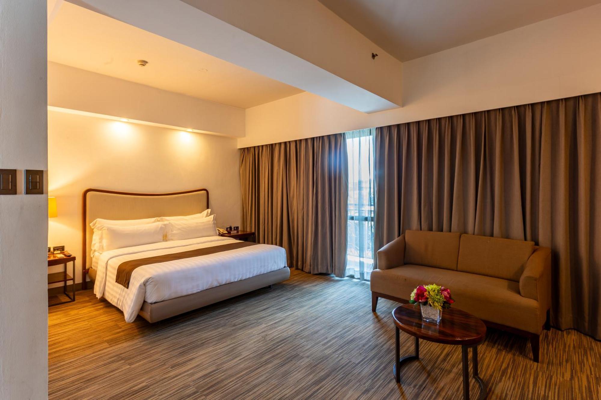 La Breza Hotel Quezon City Exteriör bild