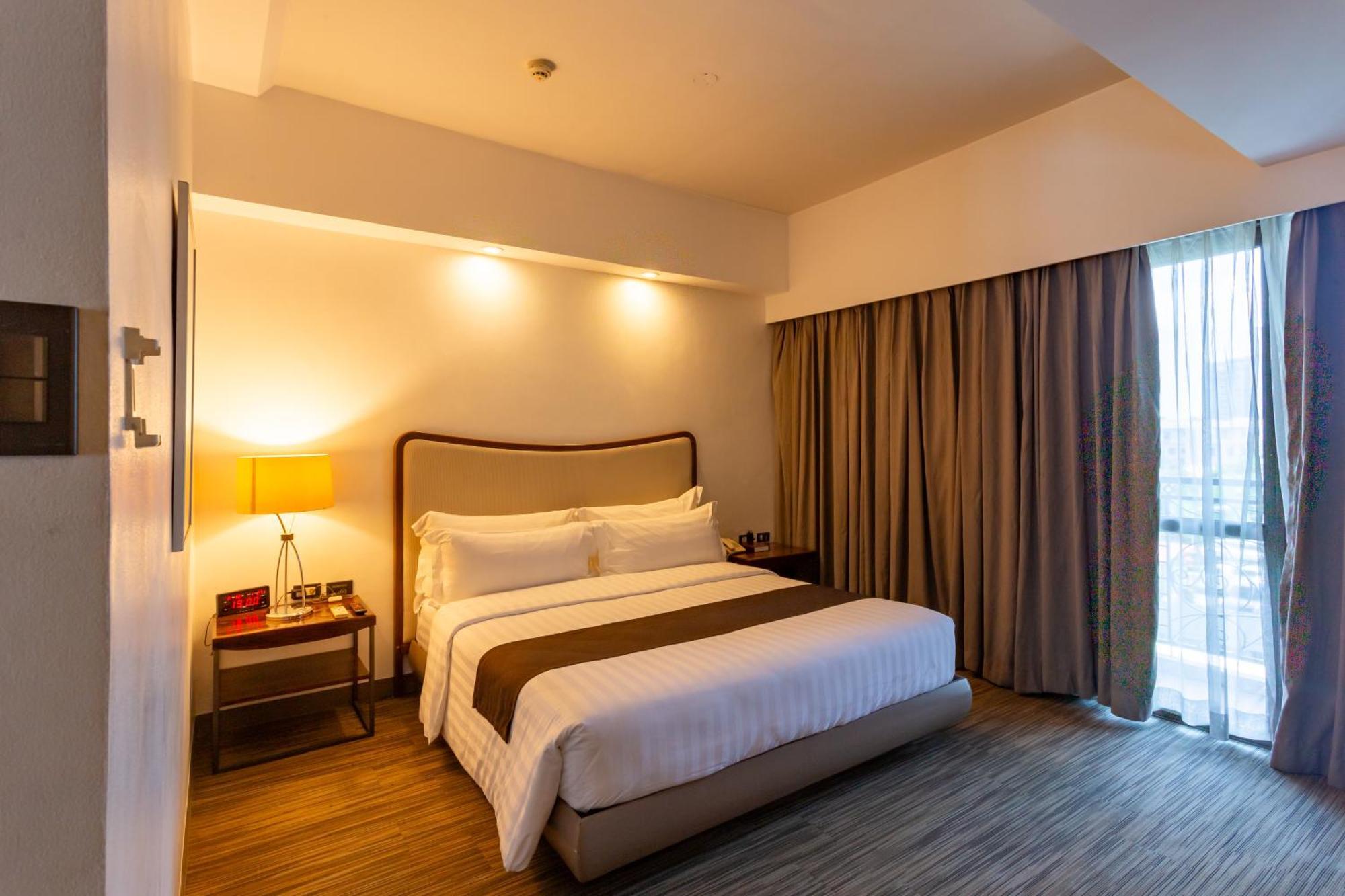 La Breza Hotel Quezon City Exteriör bild