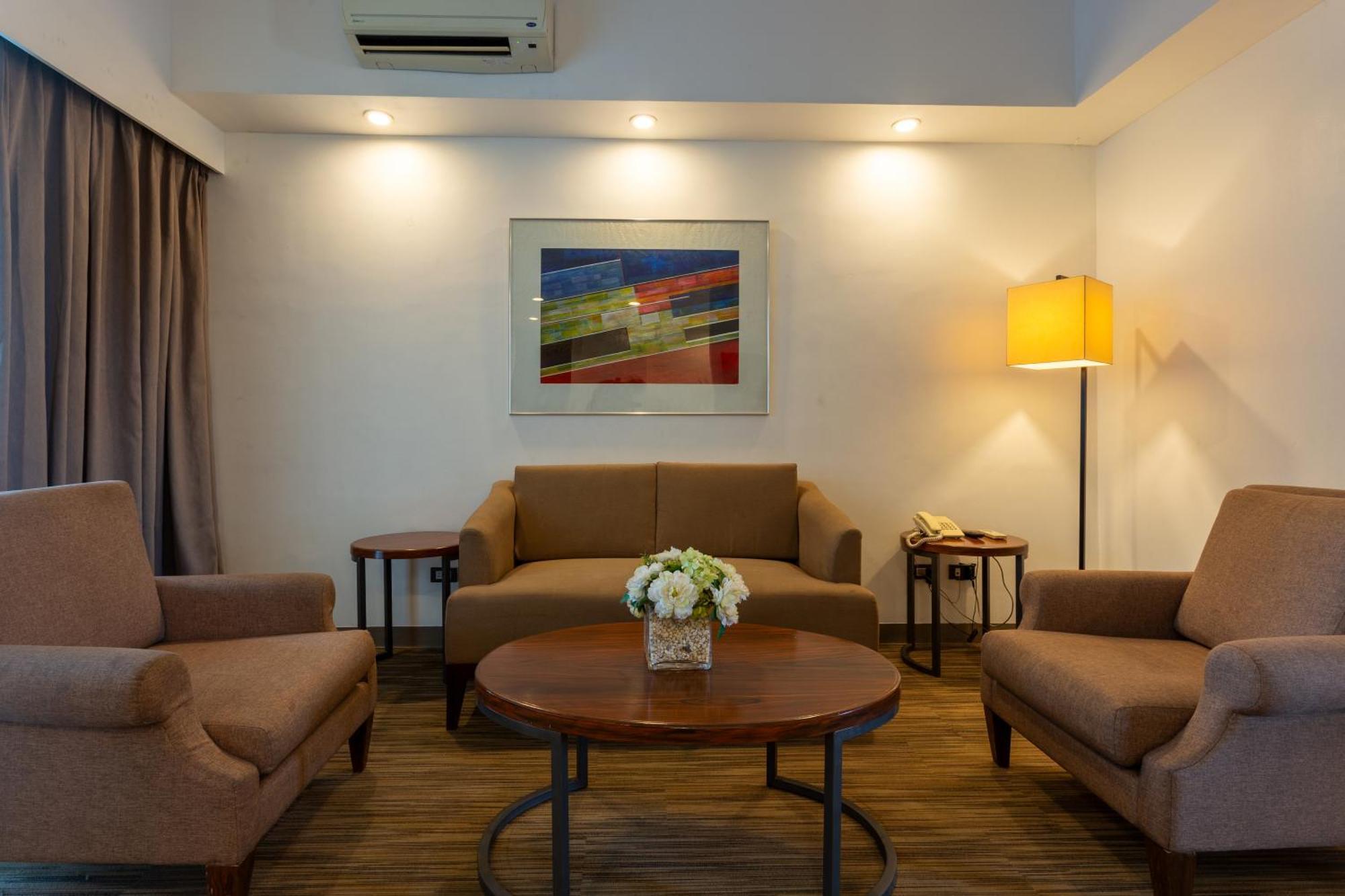 La Breza Hotel Quezon City Exteriör bild