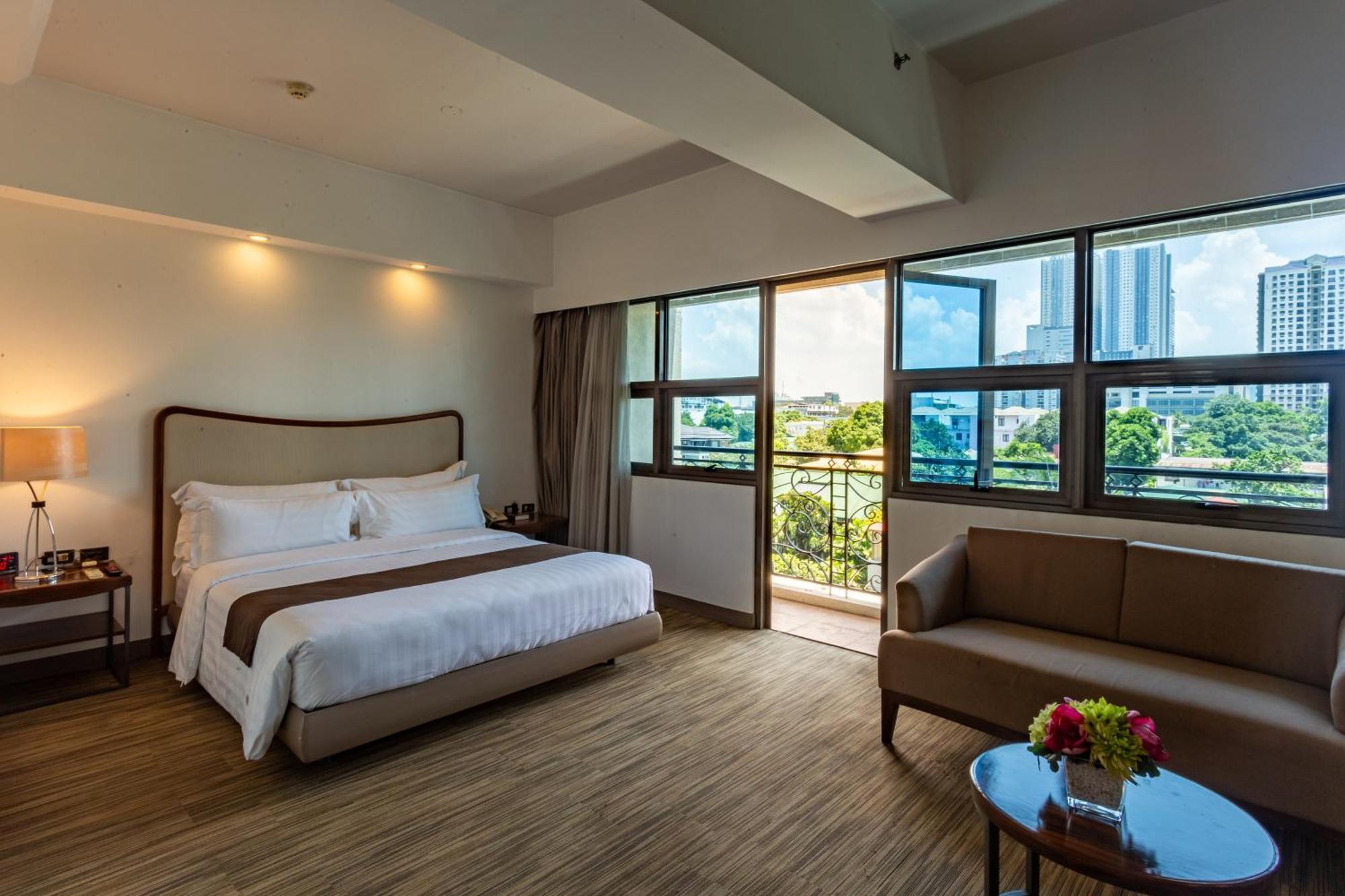 La Breza Hotel Quezon City Exteriör bild